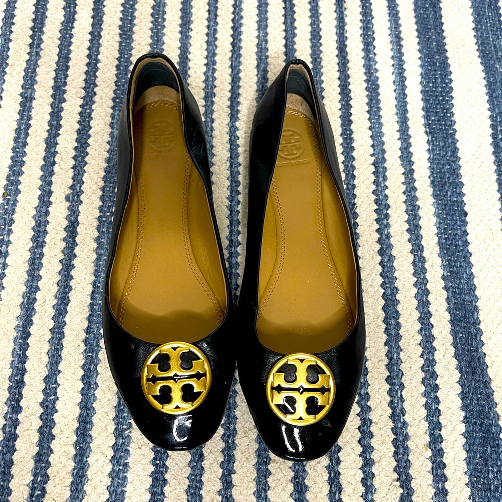 Tory Burch classic patent logo flat size 8. Great condition